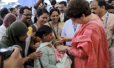 ​കുരുന്നുകൾക്ക് തുള്ളിമരുന്ന് നൽകി പ്രിയങ്ക ഗാന്ധി