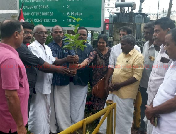 ഭൂമിയെ കാക്കാൻ കൈകോർത്ത് മൂവാറ്റുപുഴ സിപിഐ ടൗൺ ലോക്കൽ കമ്മിറ്റി ‘ഓർമ്മമരം’ നട്ടു
