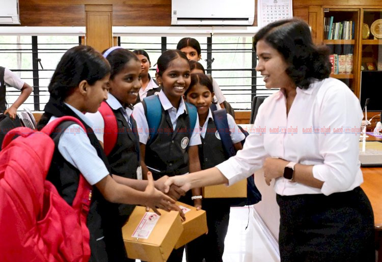മഴ വന്നല്ലോ മാം, അവധി തരുമോ? കളക്ടറോട് കുട്ടികൾഎറണാകുളം ജില്ലാ കളക്ടറുടെ ഇൻസ്പയർ വെഡ്നസ്ഡേ ക്ക് തുടക്കം