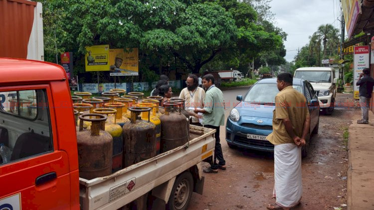 കണ്ണപുരത്ത് അമിതവിലയ്ക്ക് വിൽക്കാൻ കടത്തിയ 24 ഗ്യാസ് സിലിണ്ടറുകൾ പിടികൂടി ഏജൻസിക്കെതിരെ നടപടി