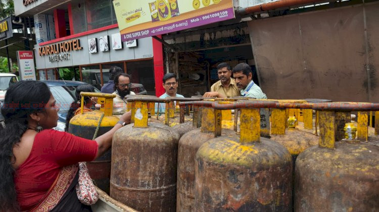 കണ്ണപുരത്ത് അമിതവിലയ്ക്ക് വിൽക്കാൻ കടത്തിയ 24 ഗ്യാസ് സിലിണ്ടറുകൾ പിടികൂടി ഏജൻസിക്കെതിരെ നടപടി