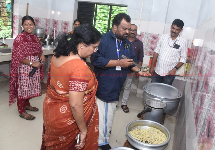 ഭക്ഷ്യ കമ്മീഷൻ ആദിവാസി കോളനികളിലും സ്കൂളിലും സന്ദർശനം നടത്തി ഭക്ഷ്യസുരക്ഷ ഉറപ്പാക്കാൻ കർശന നിർദ്ദേശം