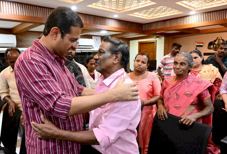 പര്യത്തുകാവ് ഭൂമി തർക്കം പരിഹരിച്ചു നിവാസികൾക്ക് അഞ്ച് സെന്റ് സ്ഥലവും വഴിയും നൽകാൻ തീരുമാനം ഒരു വർഷത്തിനകം വീട് വെച്ച് നൽകുമെന്ന് മന്ത്രി റോജി എം. ജോൺ