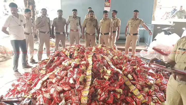 മാങ്കുർശ്ശിയിൽ വൻ പുകയില വേട്ട ജി.എസ്.ടി വകുപ്പും പോലീസും ചേർന്ന് പിക്കപ്പ് വാൻ പിടികൂടി ഡ്രൈവർ ഓടി രക്ഷപ്പെട്ടു
