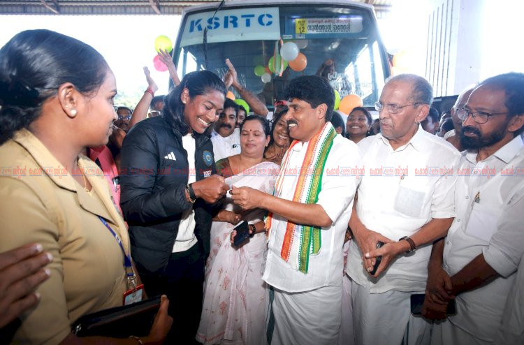 പ്രിയദർശിനി സ്ത്രീ സൗജന്യ യാത്രാ പദ്ധതിക്ക് കൽപ്പറ്റയിൽ തുടക്കം മന്ത്രി ടി. സിദ്ദിഖ് ഫ്ലാഗ് ഓഫ് ചെയ്തു ​ക്രിക്കറ്റ് താരം സജന സജീവന് ആദ്യ ടിക്കറ്റ്