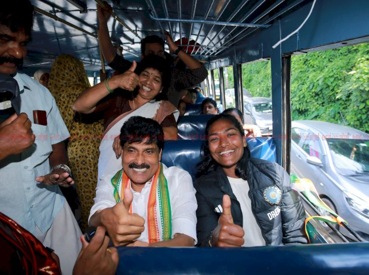പ്രിയദർശിനി സ്ത്രീ സൗജന്യ യാത്രാ പദ്ധതിക്ക് കൽപ്പറ്റയിൽ തുടക്കം മന്ത്രി ടി. സിദ്ദിഖ് ഫ്ലാഗ് ഓഫ് ചെയ്തു ​ക്രിക്കറ്റ് താരം സജന സജീവന് ആദ്യ ടിക്കറ്റ്