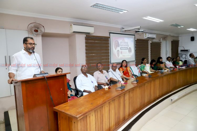 മുതിർന്ന പൗരന്മാർക്കെതിരെയുള്ള അതിക്രമങ്ങൾക്കെതിരെ കോഴിക്കോട്ട് ബോധവൽക്കരണ ദിനാചരണം ഗ്ലൂക്കോമീറ്റർ വിതരണം ചെയ്തു