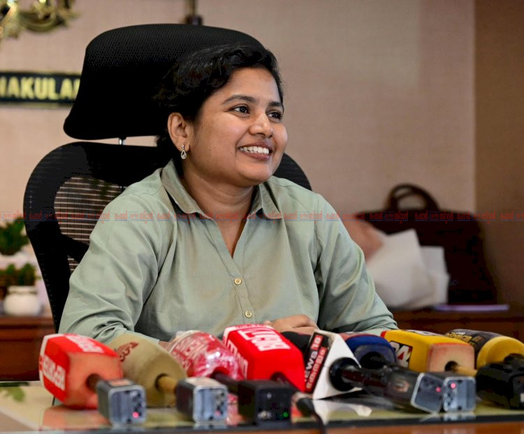 പമ്പുകളിൽ ഇന്ധനക്ഷാമമില്ല, കുപ്പികളിൽ പെട്രോളും ഡീസലും തരില്ല കടുത്ത നിയന്ത്രണങ്ങളുമായി കളക്ടർ ജി പ്രിയങ്ക