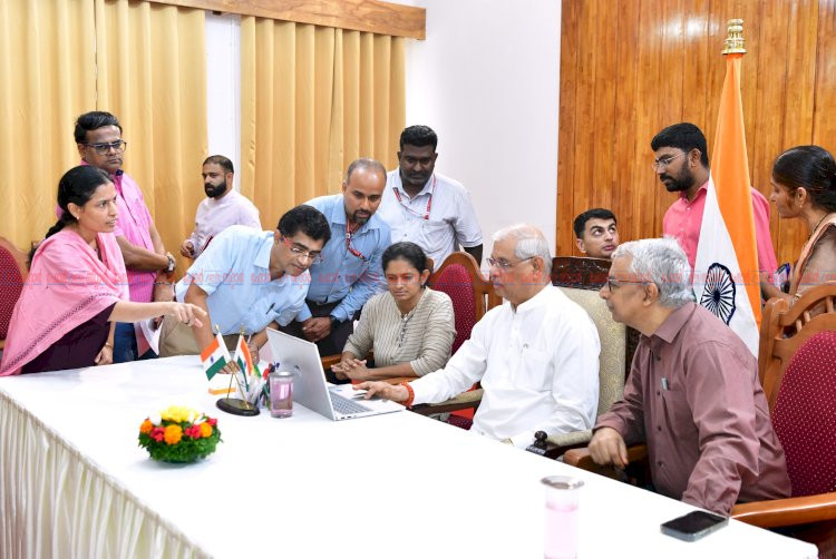 ​സെൻസസ് 2027 കേരളത്തിൽ സെൽഫ് എന്യൂമറേഷന് തുടക്കമായി ഗവർണറും മുഖ്യമന്ത്രിയും വിവരങ്ങൾ സമർപ്പിച്ചു