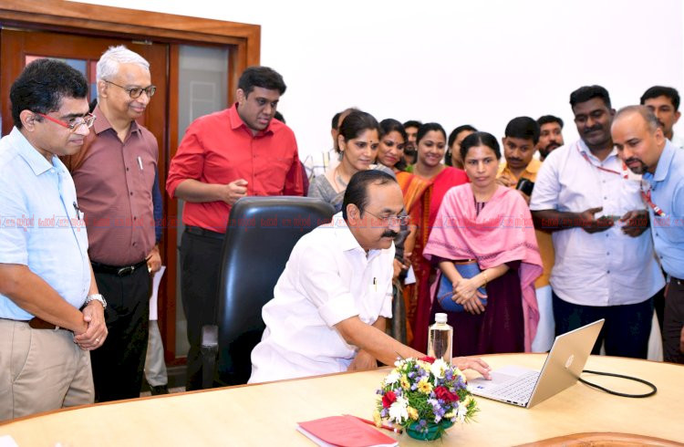 ​സെൻസസ് 2027 കേരളത്തിൽ സെൽഫ് എന്യൂമറേഷന് തുടക്കമായി ഗവർണറും മുഖ്യമന്ത്രിയും വിവരങ്ങൾ സമർപ്പിച്ചു