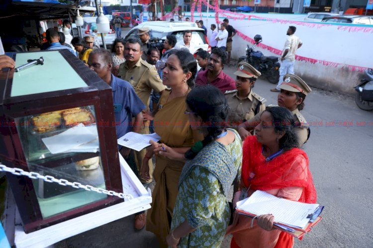 ​കൊച്ചിയിൽ തട്ടുകടകളിൽ മിന്നൽ പരിശോധന; വൃത്തിഹീനമായ രണ്ട് കടകൾ അടപ്പിച്ചു, വരും ദിവസങ്ങളിലും കർശന നടപടി