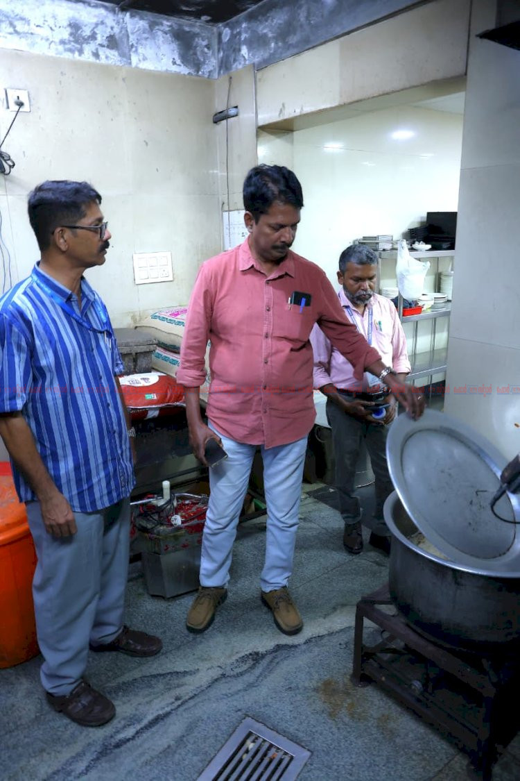 ​കൊച്ചിയിൽ തട്ടുകടകളിൽ മിന്നൽ പരിശോധന; വൃത്തിഹീനമായ രണ്ട് കടകൾ അടപ്പിച്ചു, വരും ദിവസങ്ങളിലും കർശന നടപടി