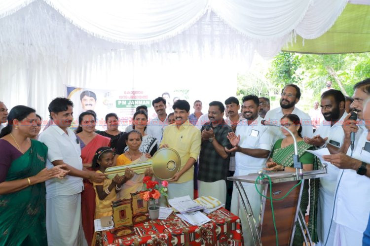 ​പി.എം ജൻമൻ പദ്ധതി വയനാട്ടിൽ അഞ്ച് കുടുംബങ്ങൾക്ക് ഇനി സ്വന്തം വീട്‌ താക്കോൽദാനം മന്ത്രി അഡ്വ. ടി. സിദ്ധിഖ് നിർവഹിച്ചു