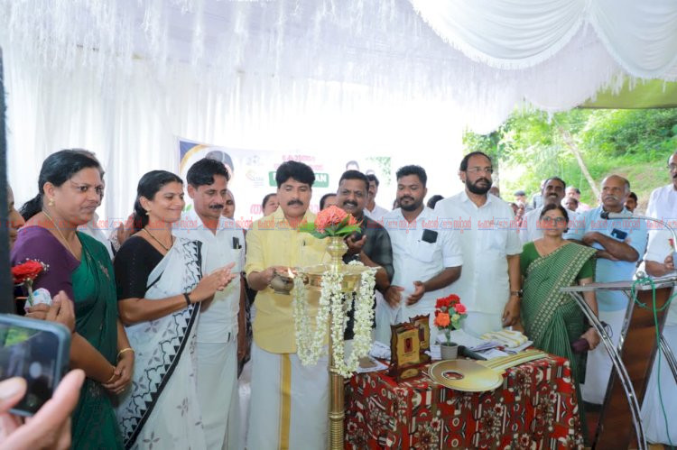 ​പി.എം ജൻമൻ പദ്ധതി വയനാട്ടിൽ അഞ്ച് കുടുംബങ്ങൾക്ക് ഇനി സ്വന്തം വീട്‌ താക്കോൽദാനം മന്ത്രി അഡ്വ. ടി. സിദ്ധിഖ് നിർവഹിച്ചു