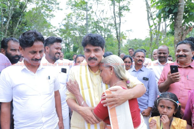 ​പി.എം ജൻമൻ പദ്ധതി വയനാട്ടിൽ അഞ്ച് കുടുംബങ്ങൾക്ക് ഇനി സ്വന്തം വീട്‌ താക്കോൽദാനം മന്ത്രി അഡ്വ. ടി. സിദ്ധിഖ് നിർവഹിച്ചു