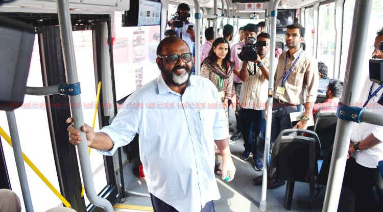 സംസ്ഥാനത്ത് ഹൈഡ്രജൻ ബസുകൾ വരുന്നു? ഡൽഹിയിൽ നേരിട്ടെത്തി പഠിച്ച് ഗതാഗത മന്ത്രി സി.പി. ജോൺ