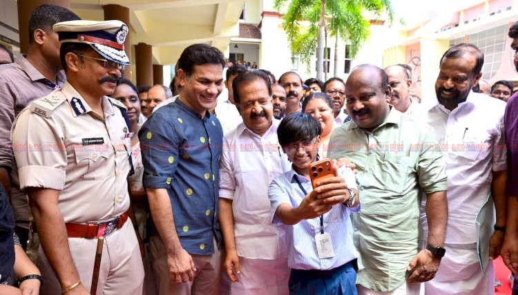 ഞാൻ എന്റെ ക്യാമ്പസിന്റെ കാവലാളാണ് ; സെന്റ് തെരേസാസ് കോളേജിൽ ലഹരി വിരുദ്ധ പ്രതിജ്ഞയുമായി മന്ത്രിയും വിദ്യാർത്ഥികളും