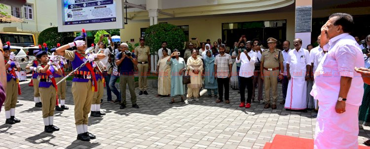 ഞാൻ എന്റെ ക്യാമ്പസിന്റെ കാവലാളാണ് ; സെന്റ് തെരേസാസ് കോളേജിൽ ലഹരി വിരുദ്ധ പ്രതിജ്ഞയുമായി മന്ത്രിയും വിദ്യാർത്ഥികളും