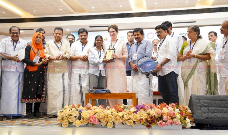 ​വികാസ് വിഷൻ രാജ്യത്തിന് മാതൃക നിലമ്പൂരിലെ ഗോത്രവിഭാഗം വിദ്യാർത്ഥികളെ ആദരിച്ച് പ്രിയങ്ക ഗാന്ധി
