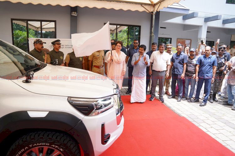 വന്യജീവി അക്രമങ്ങൾക്ക് തടയിടാൻ നിലമ്പൂർ ആർ.ആർ.ടിക്ക് 53 ലക്ഷത്തിന്റെ ഓഫ് റോഡ് വാഹനം കൈമാറി പ്രിയങ്ക ഗാന്ധി