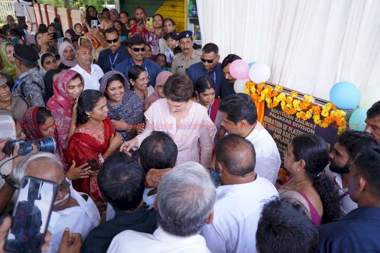 ​തുവ്വൂർ റെയിൽവേ സ്റ്റേഷൻ പ്ലാറ്റ്ഫോം ഷെൽട്ടർ പ്രിയങ്ക ഗാന്ധി എം.പി. നാടിന് സമർപ്പിച്ചു ചെലവഴിച്ചത് 28 ലക്ഷം രൂപ