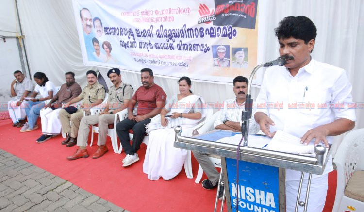 ലഹരി മാഫിയക്കെതിരെ കൈകോർത്ത് മന്ത്രി ടി സിദ്ധീഖും സിനിമാതാരം അബു സലിമും വയനാട്ടിൽ തൂഫാൻ വാരിയർ ബാഡ്ജ് വിതരണം ചെയ്തു