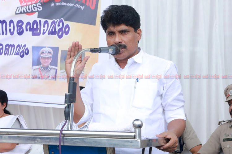 ലഹരി മാഫിയക്കെതിരെ കൈകോർത്ത് മന്ത്രി ടി സിദ്ധീഖും സിനിമാതാരം അബു സലിമും വയനാട്ടിൽ തൂഫാൻ വാരിയർ ബാഡ്ജ് വിതരണം ചെയ്തു