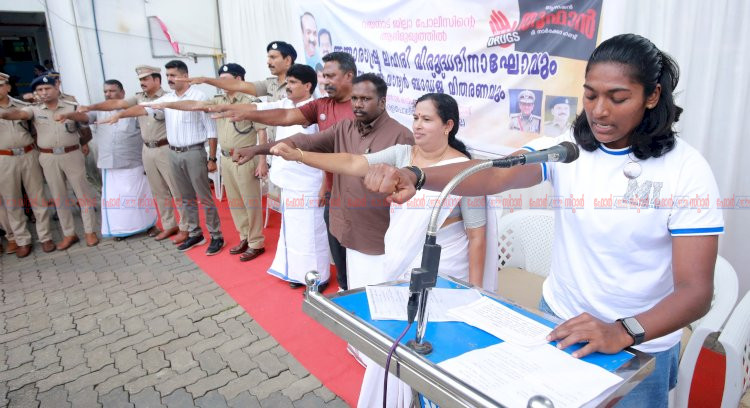 ലഹരി മാഫിയക്കെതിരെ കൈകോർത്ത് മന്ത്രി ടി സിദ്ധീഖും സിനിമാതാരം അബു സലിമും വയനാട്ടിൽ തൂഫാൻ വാരിയർ ബാഡ്ജ് വിതരണം ചെയ്തു