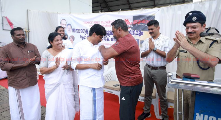 ലഹരി മാഫിയക്കെതിരെ കൈകോർത്ത് മന്ത്രി ടി സിദ്ധീഖും സിനിമാതാരം അബു സലിമും വയനാട്ടിൽ തൂഫാൻ വാരിയർ ബാഡ്ജ് വിതരണം ചെയ്തു