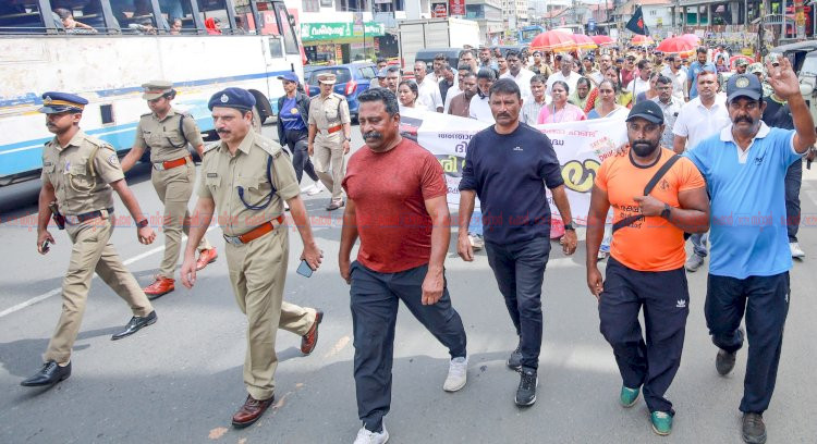 ലഹരി മാഫിയക്കെതിരെ കൈകോർത്ത് മന്ത്രി ടി സിദ്ധീഖും സിനിമാതാരം അബു സലിമും വയനാട്ടിൽ തൂഫാൻ വാരിയർ ബാഡ്ജ് വിതരണം ചെയ്തു