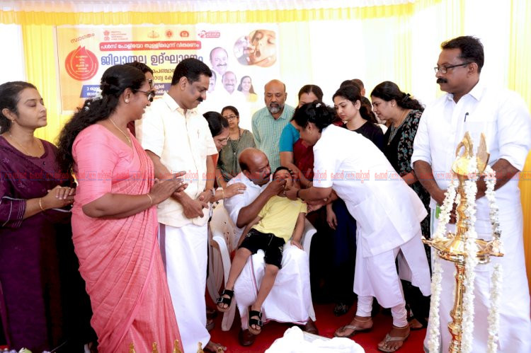 ​കുഞ്ഞുങ്ങൾക്ക് പോളിയോ തുള്ളിമരുന്ന് നൽകി മന്ത്രി എം. ലിജു; ആലപ്പുഴയിൽ 96,972 കുട്ടികൾക്ക് പ്രതിരോധം