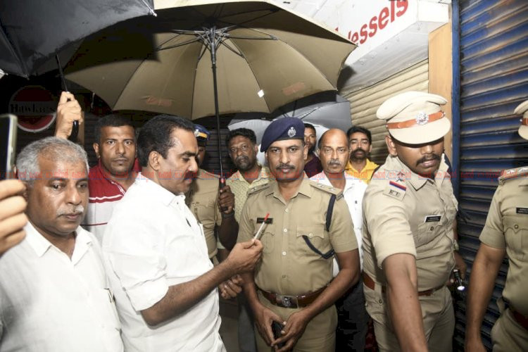 അർദ്ധരാത്രിയിൽ ആലുവയെ ഇളക്കിമറിച്ച് ‘ഓപ്പറേഷൻ തൂഫാൻ’; എംഎൽഎയും എസ്പിയും നേരിട്ട് തെരുവിലിറങ്ങി, വ്യാപക കസ്റ്റഡി