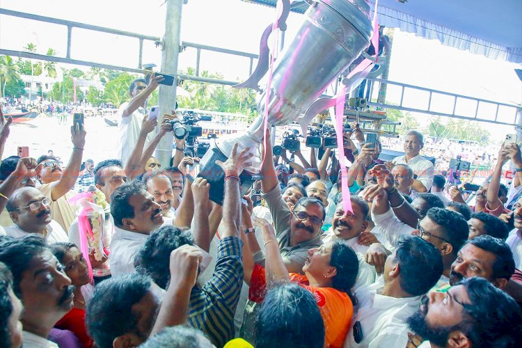 ചമ്പക്കുളം മൂലം വള്ളംകളി രാജപ്രമുഖൻ ട്രോഫി അരോമ ചുണ്ടന് നടുഭാഗം ചുണ്ടന് രണ്ടാം സ്ഥാനം