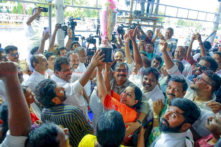 ചമ്പക്കുളം മൂലം വള്ളംകളി രാജപ്രമുഖൻ ട്രോഫി അരോമ ചുണ്ടന് നടുഭാഗം ചുണ്ടന് രണ്ടാം സ്ഥാനം