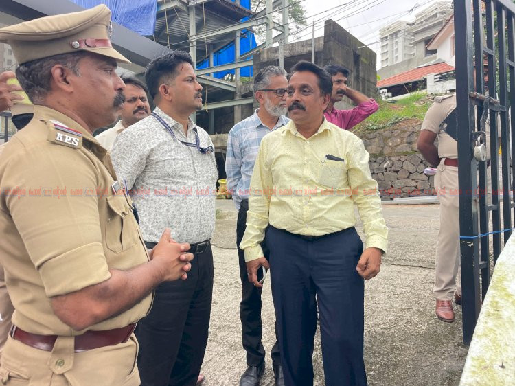 ​സൈക്കിൾ അപകടത്തിൽ കുട്ടി മരിച്ച സംഭവം ബാലാവകാശ കമ്മീഷൻ സ്വമേധയാ കേസെടുത്തു തൃക്കാക്കര നഗരസഭയ്ക്ക് കർശന നിർദ്ദേശം