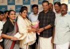 മരണപ്പാച്ചിലിനിടയിൽ മാലാഖയായി അഞ്ജലി ഗതാഗതക്കുരുക്കിൽ അകപ്പെട്ടയാൾക്ക് സി.പി.ആർ നൽകി ജീവൻ രക്ഷിച്ച നഴ്‌സിനെ മന്ത്രി റോജി എം. ജോൺ ആദരിച്ചു