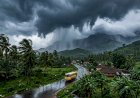 കേരളത്തിൽ അടുത്ത 3 മണിക്കൂർ മഴയും ശക്തമായ കാറ്റും 12 ജില്ലകളിൽ മുന്നറിയിപ്പ്