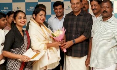 മരണപ്പാച്ചിലിനിടയിൽ മാലാഖയായി അഞ്ജലി ഗതാഗതക്കുരുക്കിൽ അകപ്പെട്ടയാൾക്ക് സി.പി.ആർ നൽകി ജീവൻ രക്ഷിച്ച നഴ്‌സിനെ മന്ത്രി റോജി എം. ജോൺ ആദരിച്ചു