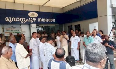മൂവാറ്റുപുഴ നഗരസഭ സെക്രട്ടറിക്ക് നേരെ വ്യക്തിഹത്യ ചെയർപേഴ്സനെതിരെ എൽഡിഎഫ് പ്രതിഷേധ മാർച്ച്