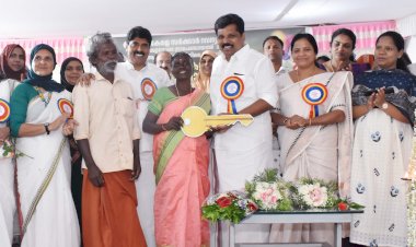 വാളാരംകുന്ന് ഉന്നതിയിലെ കുടുംബങ്ങൾക്ക് വീടുകൾ കൈമാറി മന്ത്രി എ.പി അനില്‍ കുമാര്‍.