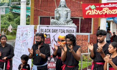 അപ്പാനി ശരത്തിന്റെ നേതൃത്വത്തിൽ കാലടി സർവകലാശാലയ്ക്ക് മുന്നിൽ തെരുവ് നാടകം