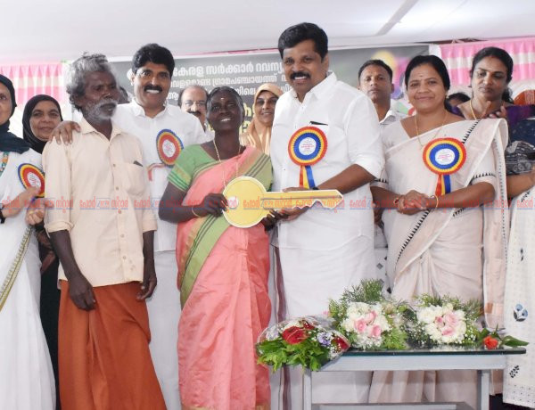 വാളാരംകുന്ന് ഉന്നതിയിലെ കുടുംബങ്ങൾക്ക് വീടുകൾ കൈമാറി മന്ത്രി എ.പി അനില്‍ കുമാര്‍.