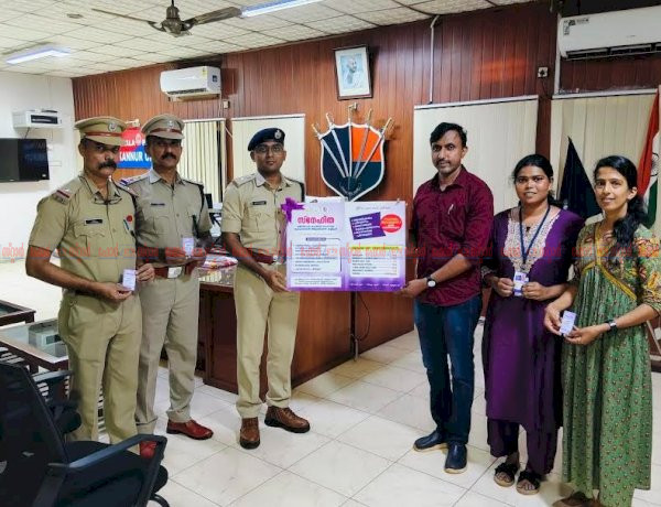 വിദ്യാർത്ഥികളുടെ സുരക്ഷയ്ക്ക് സ്നേഹിത പോക്കറ്റ് കാർഡ്
