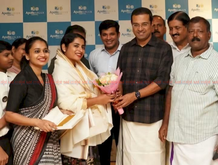 മരണപ്പാച്ചിലിനിടയിൽ മാലാഖയായി അഞ്ജലി ഗതാഗതക്കുരുക്കിൽ അകപ്പെട്ടയാൾക്ക് സി.പി.ആർ നൽകി ജീവൻ രക്ഷിച്ച നഴ്‌സിനെ മന്ത്രി റോജി എം. ജോൺ ആദരിച്ചു