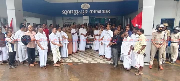 മൂവാറ്റുപുഴ നഗരസഭ സെക്രട്ടറിക്ക് നേരെ വ്യക്തിഹത്യ ചെയർപേഴ്സനെതിരെ എൽഡിഎഫ് പ്രതിഷേധ മാർച്ച്
