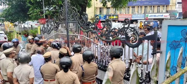 മൂവാറ്റുപുഴ നഗരസഭ സെക്രട്ടറിക്ക് നേരെ വ്യക്തിഹത്യ ചെയർപേഴ്സനെതിരെ എൽഡിഎഫ് പ്രതിഷേധ മാർച്ച്