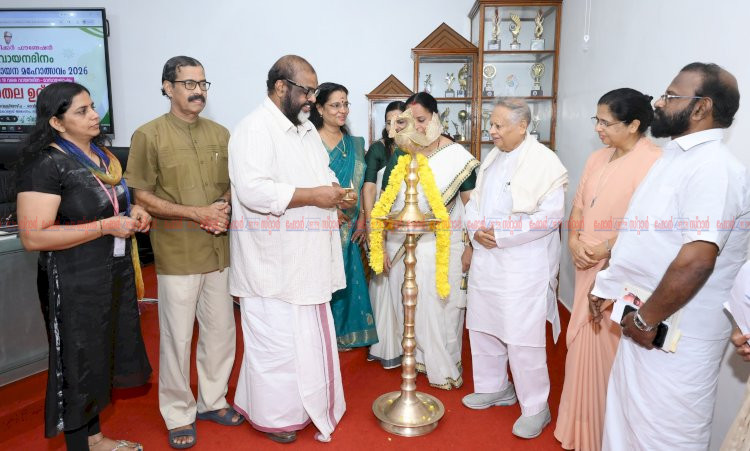 വായനാദിനത്തിൽ സെൽഫിയെടുത്തതുകൊണ്ട് കാര്യമില്ല, മേശപ്പുറത്ത് എപ്പോഴും പുസ്തകം വേണം മന്ത്രി സി.പി ജോൺ