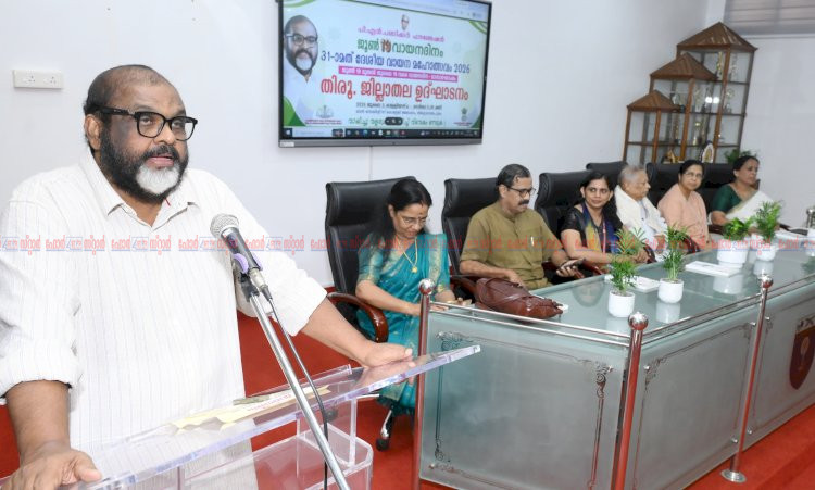 വായനാദിനത്തിൽ സെൽഫിയെടുത്തതുകൊണ്ട് കാര്യമില്ല, മേശപ്പുറത്ത് എപ്പോഴും പുസ്തകം വേണം മന്ത്രി സി.പി ജോൺ
