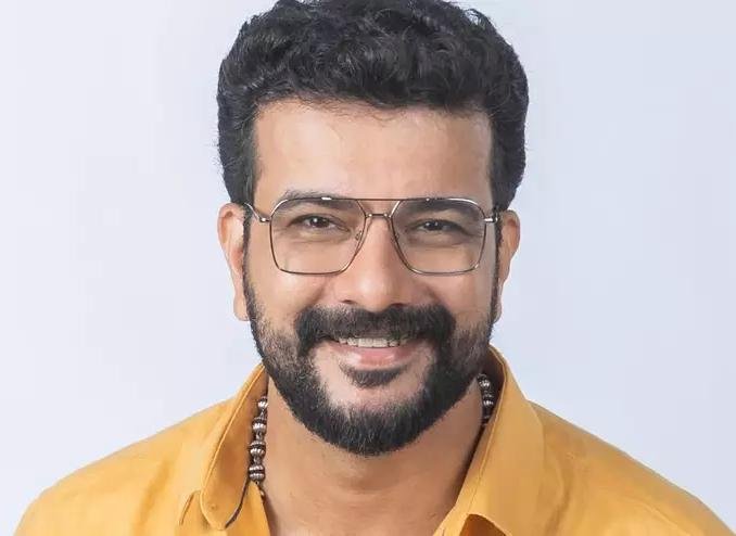 അമ്മ അഡ്ഹോക് കമ്മിറ്റിക്ക് കോടതി വിലക്ക്; കൺവീനർ സ്ഥാനത്തുനിന്ന് രമേഷ് പിഷാരടി രാജിവെച്ചു