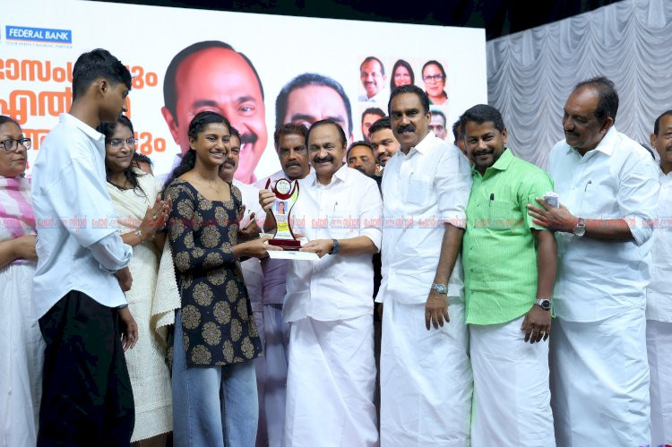 വിദ്യാർത്ഥികൾ നാടിന്റെ സ്വപ്നവും പ്രതീക്ഷയും ആലുവ പ്രതിഭാ സംഗമത്തിൽ മുഖ്യമന്ത്രി വി ഡി സതീശൻ